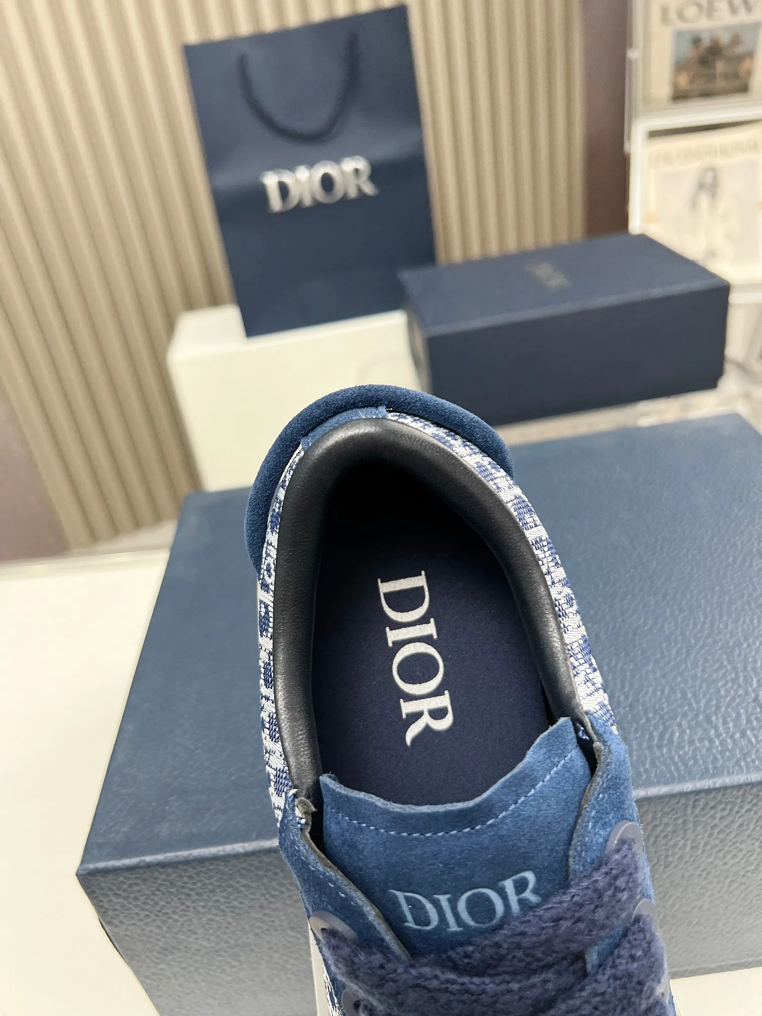 👟👟Ex-factory price 560👟👟 Women's Shoes Women's Clothing Women's Shoes Women's Clothing DIOR Dior B33 sneakers Gray and white jacquard fabrics with gray high mercerized suede leather 2023 new autumn products, reinterpretation of classic tennis shoes, fashionable silhouette highlights the thickness. Crafted from gray and white jacquard with Oblique print and suede panels, it has a distinctive padded tongue embellished with an embossed Dior signature, wide pink mohair laces and brass eyelets with a matte gray finish. The cream-white Dior Oblique patterned rubber sole, enhanced by the contrasting Dior 30 Avenue Montaigne signature on the rear, will add style to casual looks. Size: Women's 35-40 (34, 41 customized, non-refundable) Men's 39-45 (38, 46 customized, non-refundable)